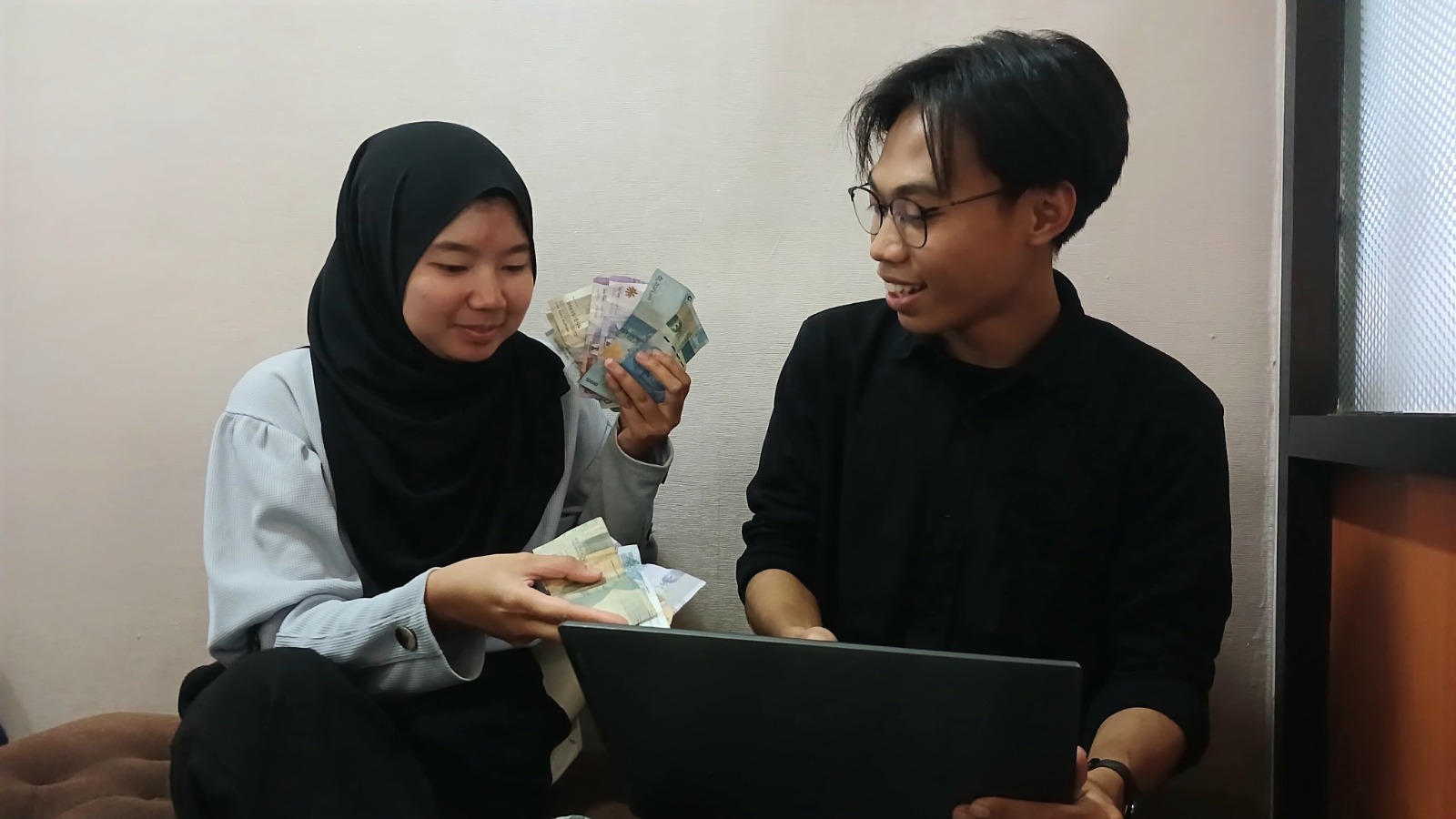 Pasangan muda bisa ikuti tips mengatur keuangan dosen UMM (Foto: Istimewa). Keuangan seringkali menjadi