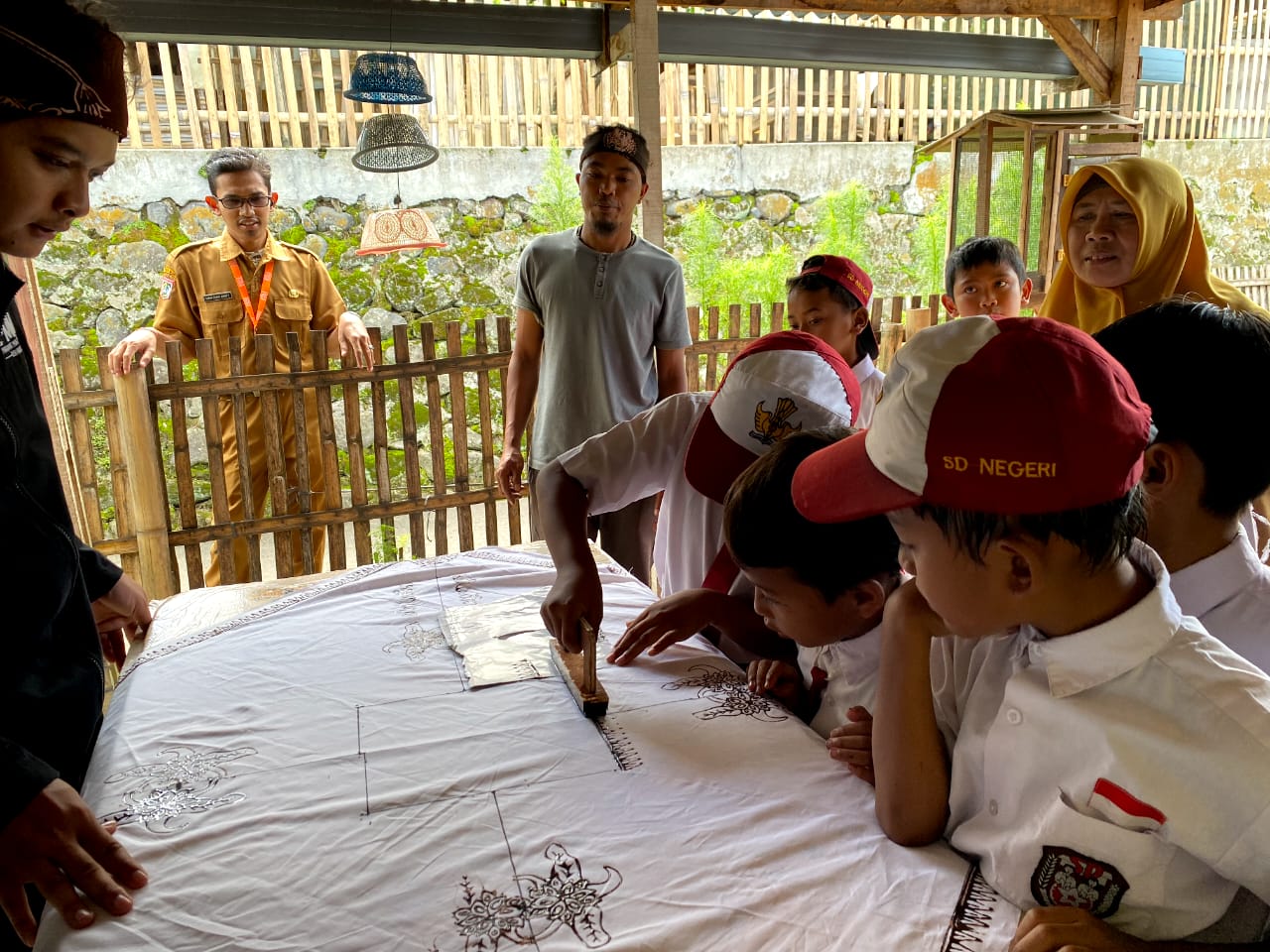 Psychology students from UMM are currently inventing batik together with elementary school students